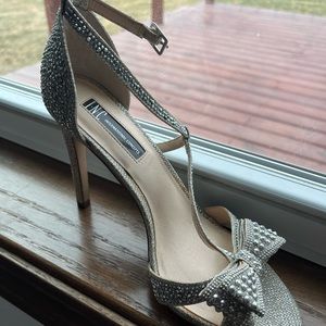 Glittering silver heels 👠